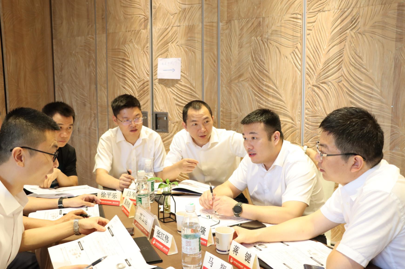 2021年6月25日-26日，彩虹多多二建组织开展了2021年中高层主管执行力培训。本次培训特邀清华、北大、上海交大总裁班讲师，中国企业家协会特聘高级讲师许晋老师进行授课。