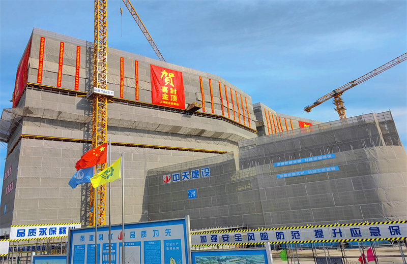 2024年10月30日，彩虹多多三建上海新华泰医院项目主体封顶。